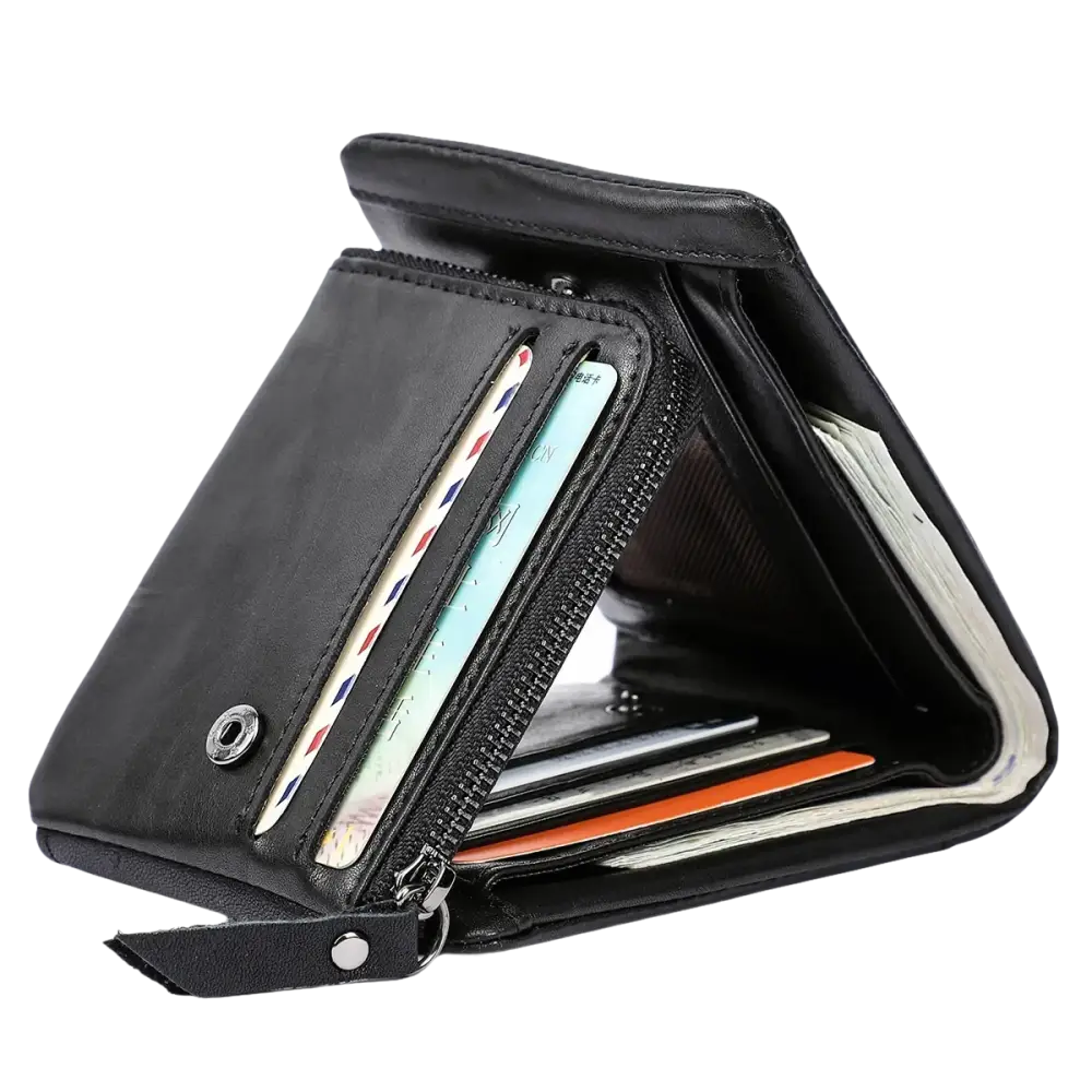 Portefeuille bifold en cuir noir avec plusieurs fentes pour cartes, une pochette à monnaie zippée et une fermeture à bouton-pression.