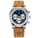 Montre chronographe pour homme avec boîtier en argent, cadran bleu, trois sous-cadrans, date à guichet et bracelet en cuir brun clair.