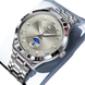 Montre pour homme de couleur argentée avec un bracelet métallique, des index en chiffres romains et un cadran auxiliaire pour les phases de lune.