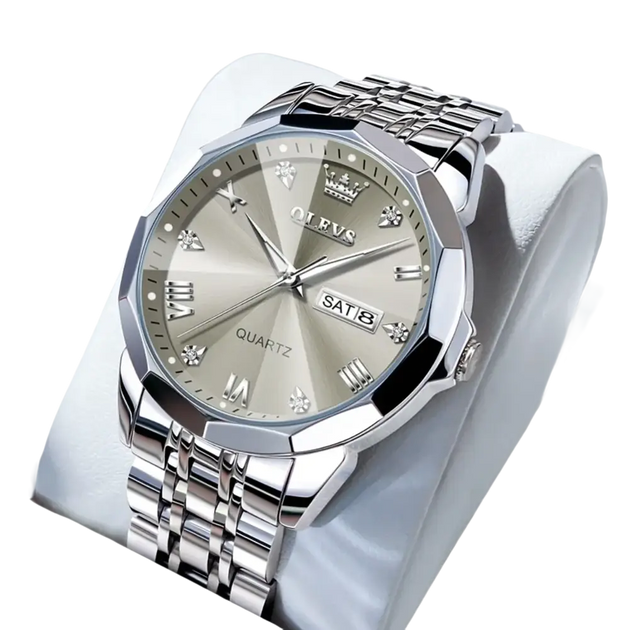 Montre à quartz pour homme en acier inoxydable de couleur argentée avec cadran champagne, affichage du jour et de la date et index en chiffres romains.