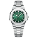 Montre en acier inoxydable de couleur argentée avec un cadran vert et des rainures horizontales.