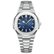 Montre en acier inoxydable avec cadran bleu nervuré, date à guichet, aiguilles et index lumineux.