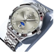 Montre pour homme en acier inoxydable de couleur argentée avec affichage des phases de lune et index en chiffres romains.