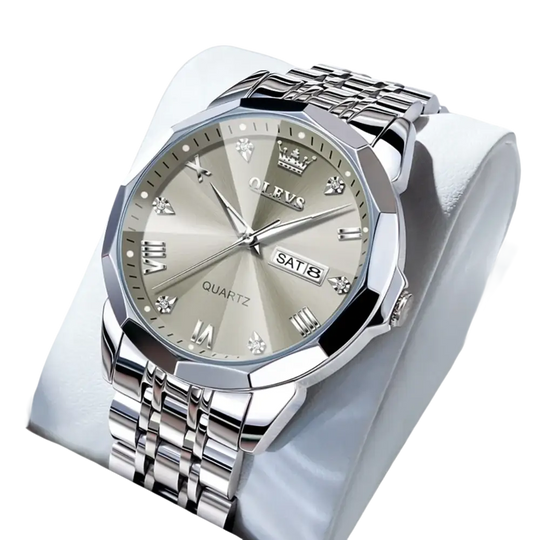 Montre à quartz pour homme en acier inoxydable de couleur argentée avec cadran champagne, affichage du jour et de la date et index en chiffres romains.