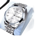 Montre pour homme en acier inoxydable de couleur argentée avec cadran blanc et affichage de la date.