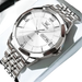 Montre pour homme en acier inoxydable de couleur argentée avec cadran blanc, affichage de la date du jour et index en chiffres romains.