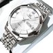 Montre pour homme en acier inoxydable de couleur argentée avec cadran blanc, affichage de la date du jour et index en chiffres romains.