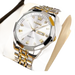 Montre à quartz bicolore argent et or pour homme, avec cadran blanc et affichage de la date.