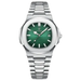 Montre en acier inoxydable de couleur argentée avec un cadran vert et des rainures horizontales.