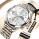 Montre-bracelet pour homme, de couleur argentée, avec un bracelet en métal, plusieurs cadrans et un échappement visible.
