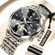 Montre pour homme en acier inoxydable de couleur argentée avec un cadran noir, des index en chiffres romains, des cadrans secondaires et un design en forme de cœur ouvert.