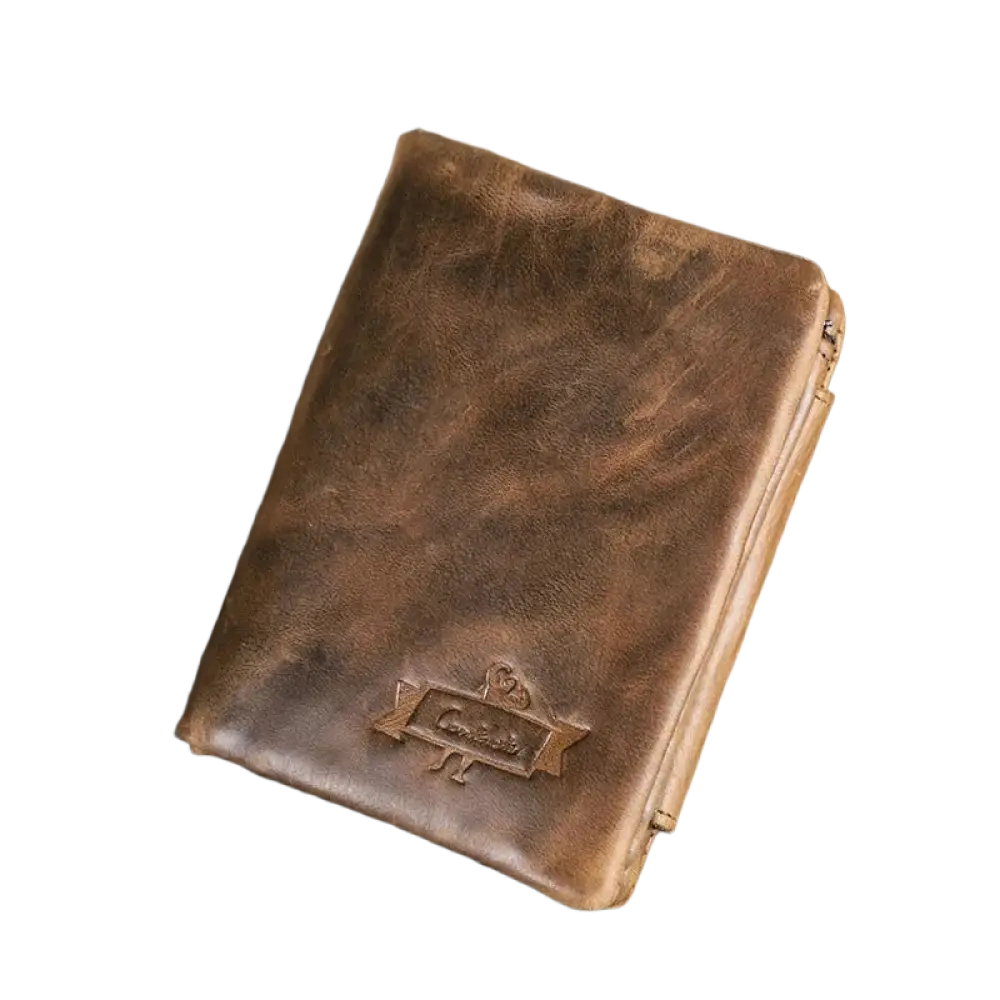 Portefeuille en cuir marron vieilli avec logo embossé.