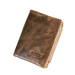 Portefeuille en cuir marron vieilli avec logo embossé.