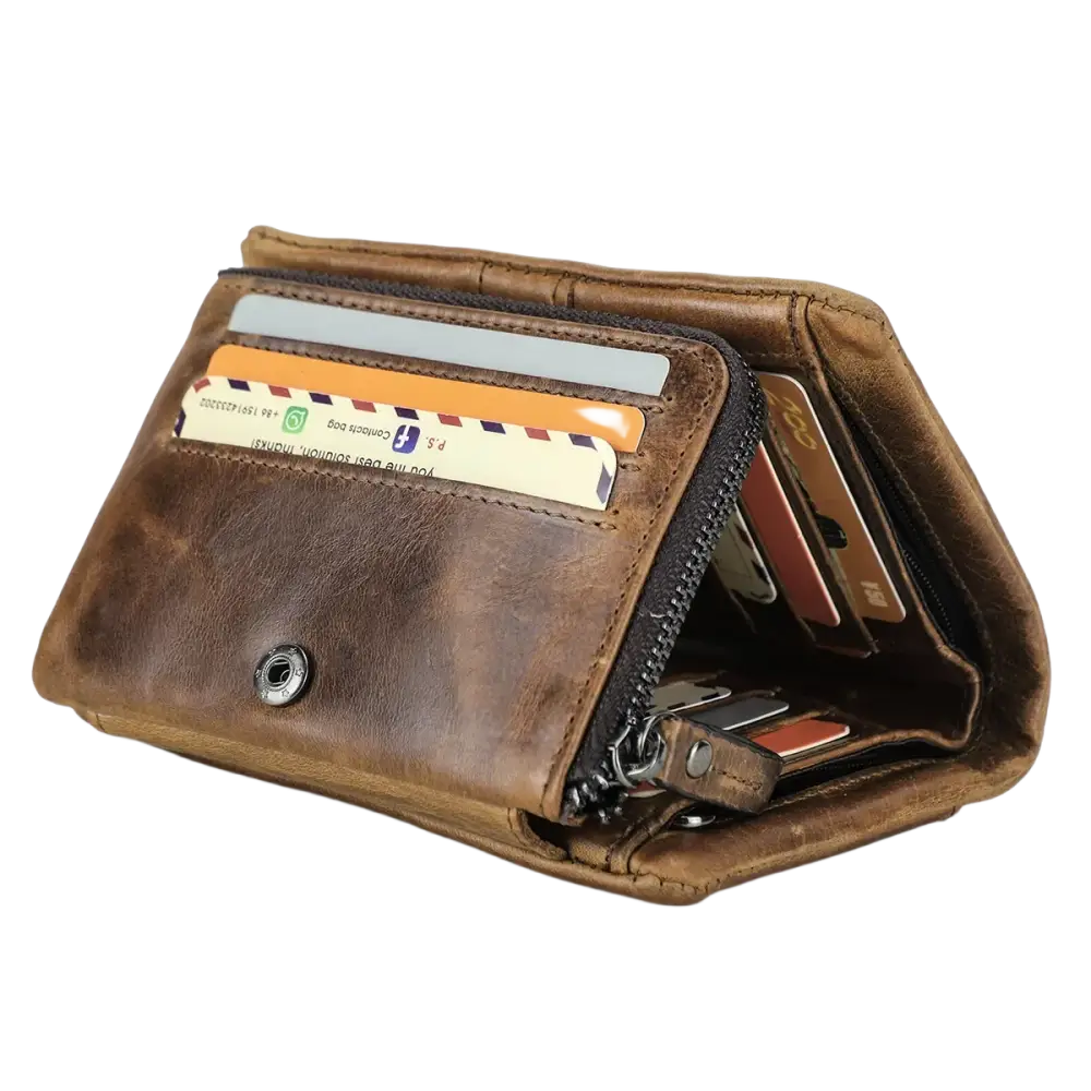 Portefeuille ouvert en cuir marron avec plusieurs fentes pour cartes et un compartiment zippé.