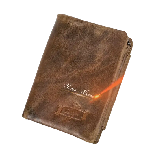 Portefeuille personnalisé en cuir marron en cours de gravure au laser.