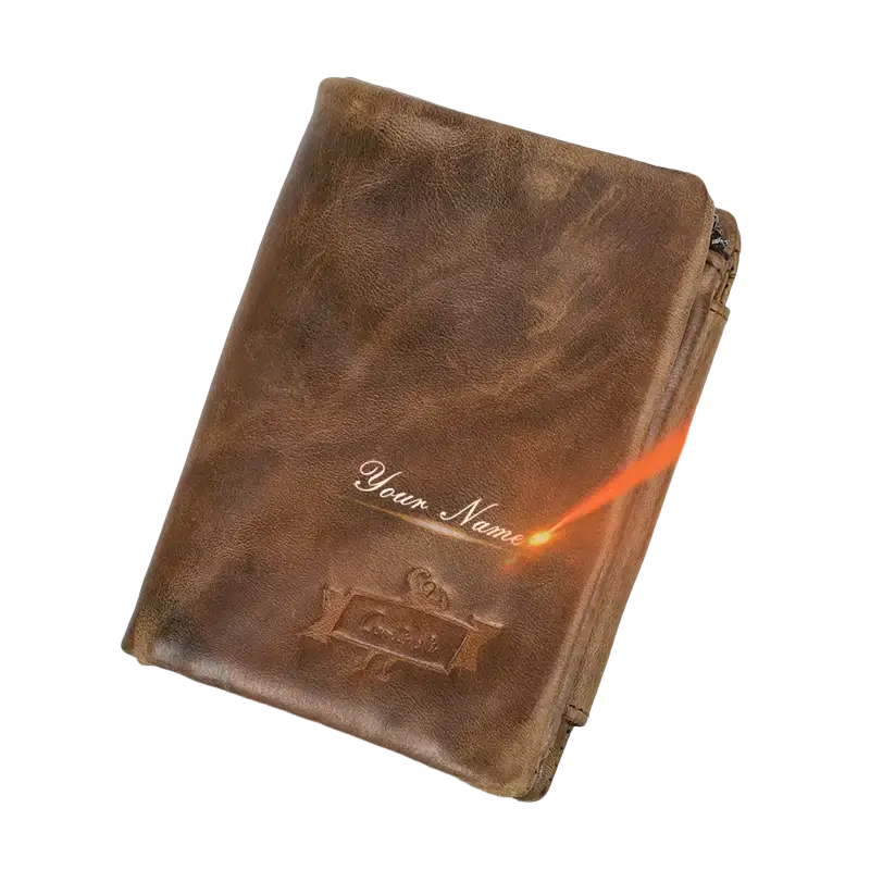 Portefeuille personnalisé en cuir marron en cours de gravure au laser.