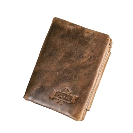 Portefeuille en cuir marron vieilli avec logo embossé.