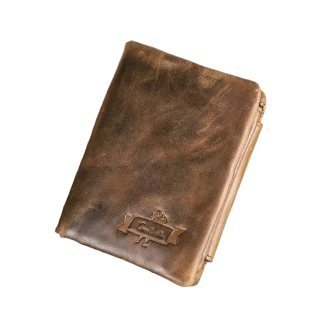 Portefeuille en cuir marron vieilli avec logo embossé.