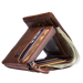 Un portefeuille bifold en cuir marron rempli d’argent liquide et de cartes.