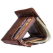 Un portefeuille bifold en cuir marron rempli d’argent liquide et de cartes.