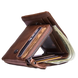 Portefeuille bifold en cuir marron avec un compartiment zippé, plusieurs fentes pour cartes et de l’argent liquide.
