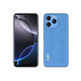Un smartphone bleu doté d’un système d’appareil photo à trois lentilles et d’une caméra frontale à trou.