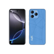 Un smartphone bleu doté d’un système d’appareil photo à trois lentilles et d’une caméra frontale à trou.